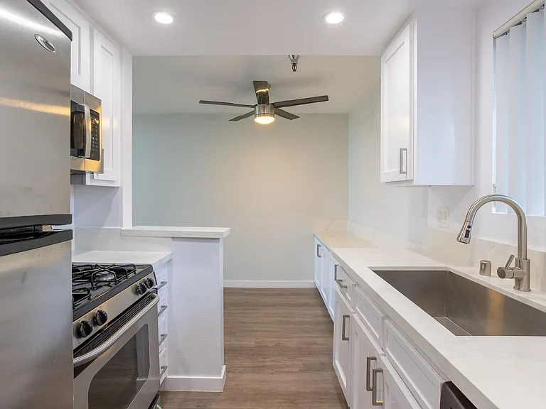 110 S Sweetzer Ave — Photo 31