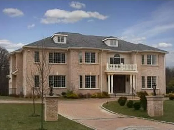 20 Cedar Ln N, Glen Head, NY 11545