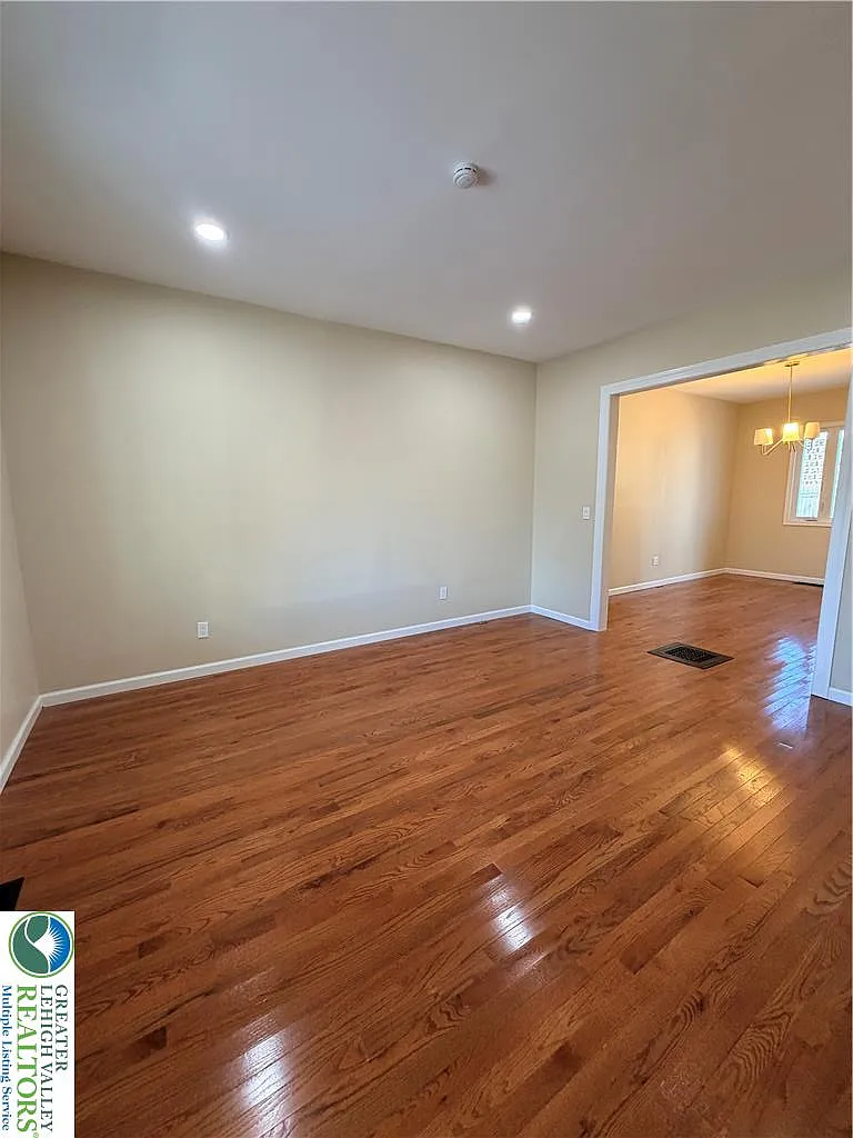 4 bed, 1.5 bath, 1837 sqft, $2,250 — Photo 4