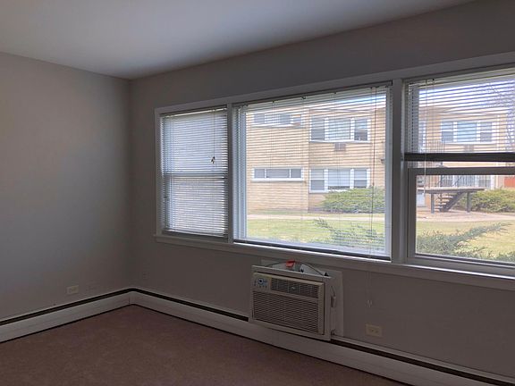 2nd image of 1102 W Hawthorne St APT D