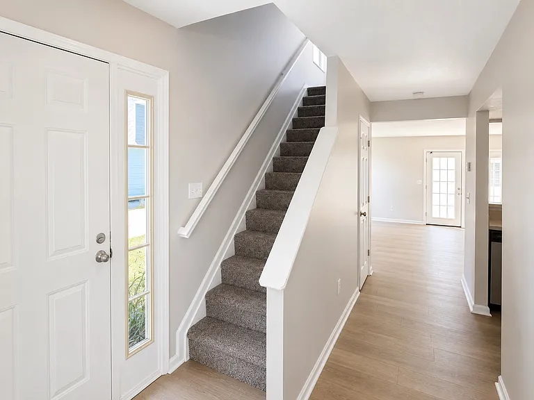 633 Lakeview Dr S — Photo 3