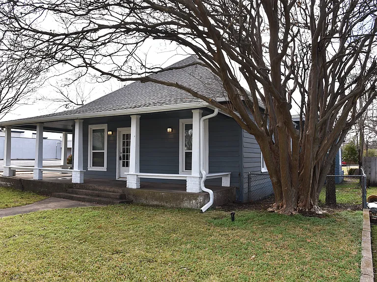 900 W Chestnut St — Photo 3