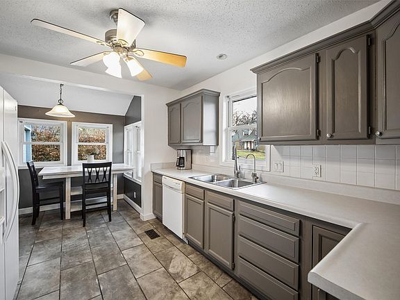 4th image of 1989 SW 9th St