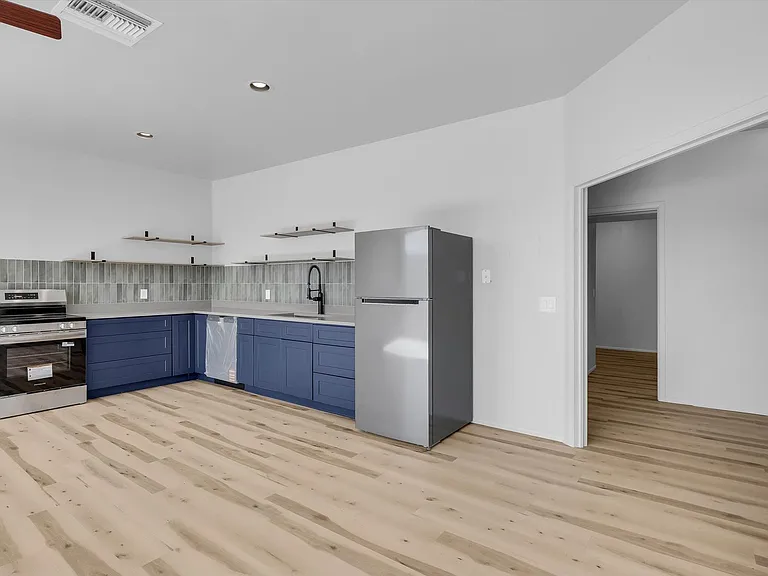 Riverside Suites — Photo 39