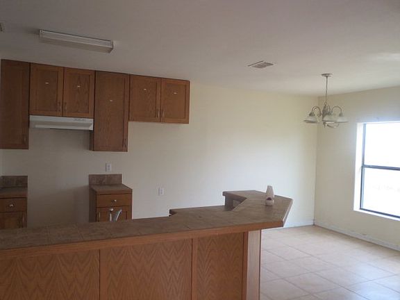 5th image of 905 W La Quinta Dr