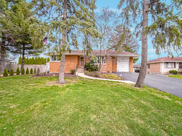 331 Village Rd, Willowbrook, IL 60527