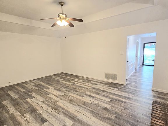 3rd image of 801 Summit Dr