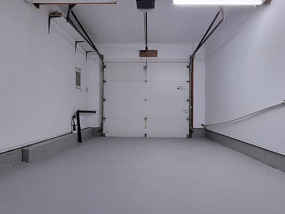 Garrage-Entrance to Kitchen