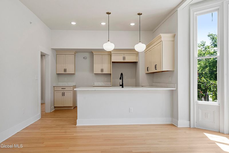 4th image of 182 Excelsior Avenue #1