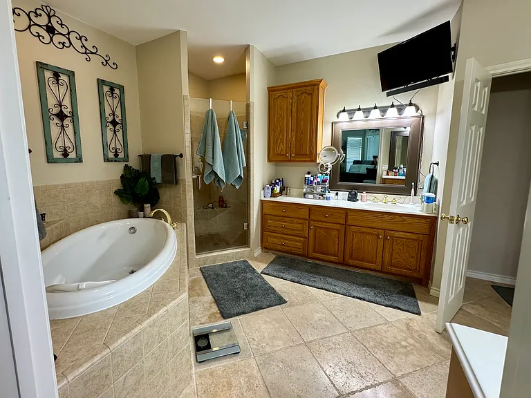 1250 Lynn Ln — Photo 2