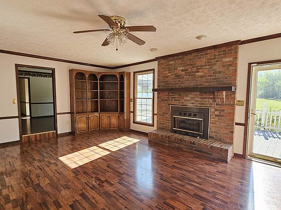 4th image of 30 Oxford Dr