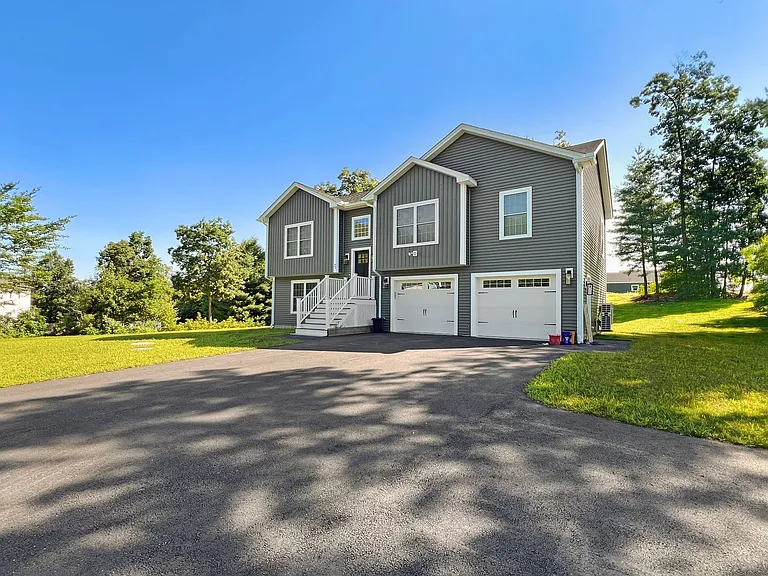 71 Donovan Dr — Photo 2