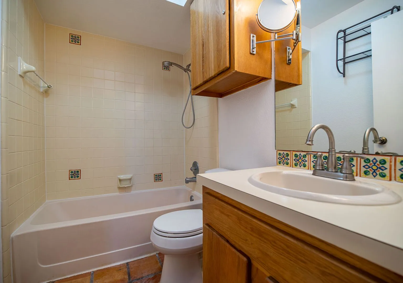 Sweet, Small Private Unit Available Now! — Photo 4