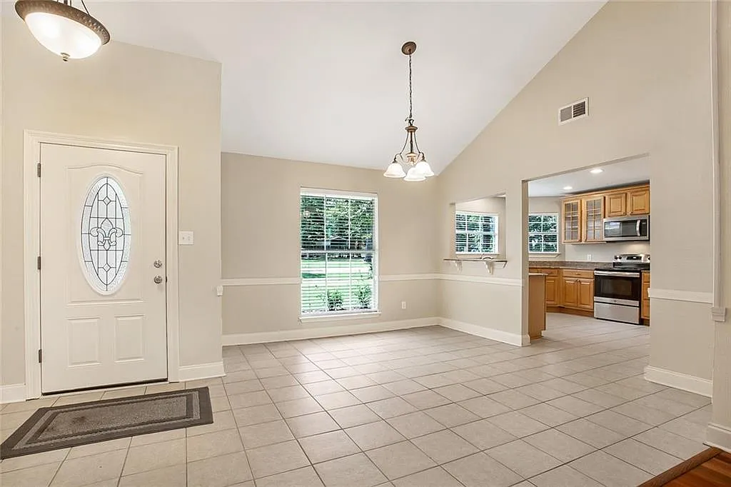 3 bed, 1895 sqft, $2,350 — Photo 2