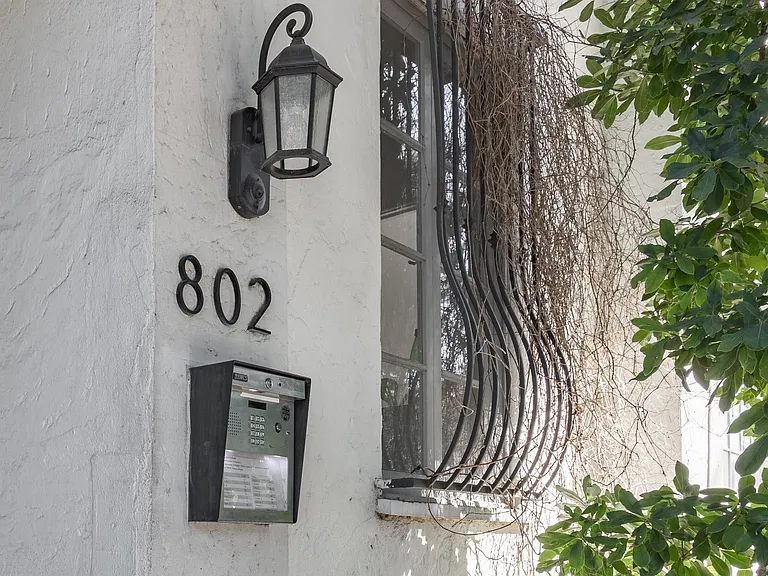 802 N Sweetzer Ave #204 — Photo 25