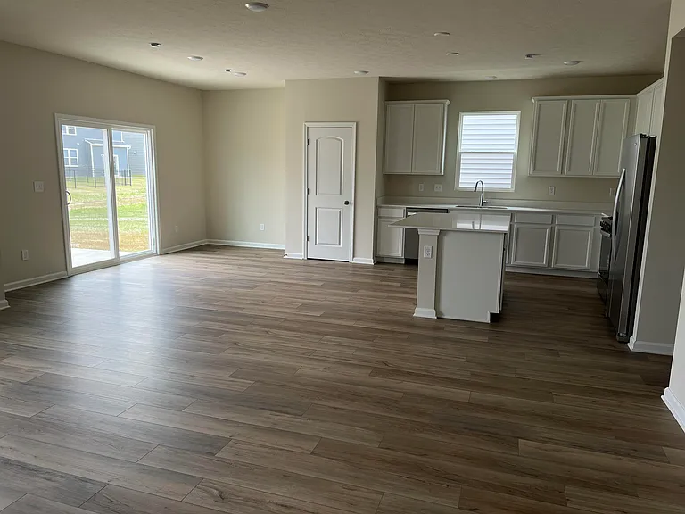 3807 Sterling Dr — Photo 2