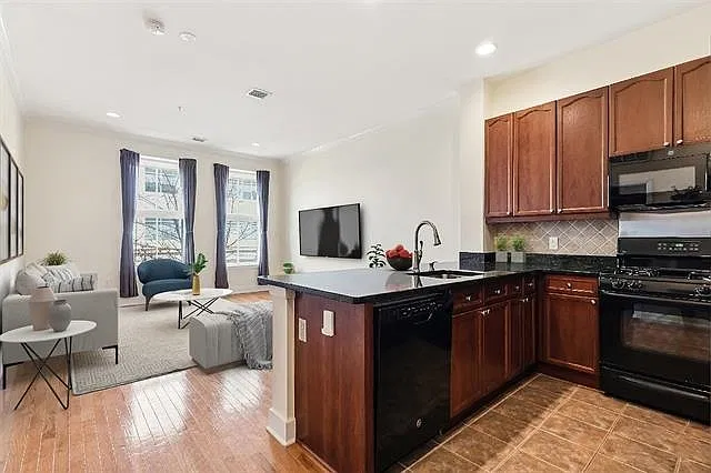 1 bed, 1.0 bath, 733 sqft, $3,300 — Photo 2
