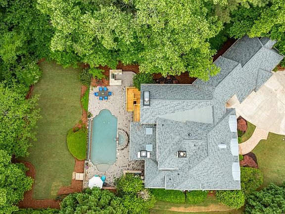 3rd image of 212 Shadowlawn Rd SE