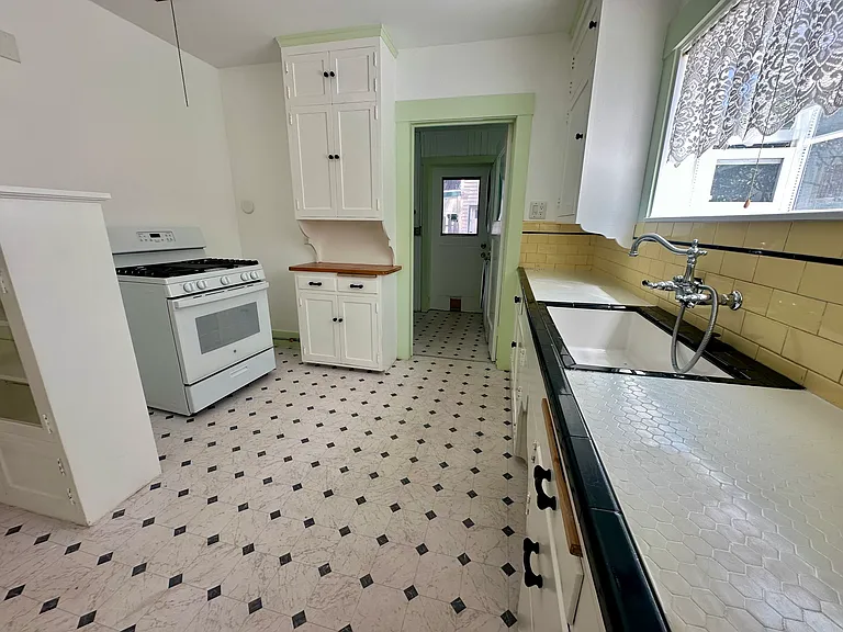 914 Slater St — Photo 8