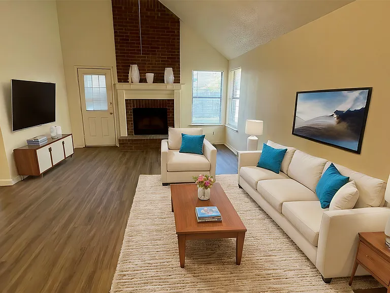 923 Simon Dr — Photo 3