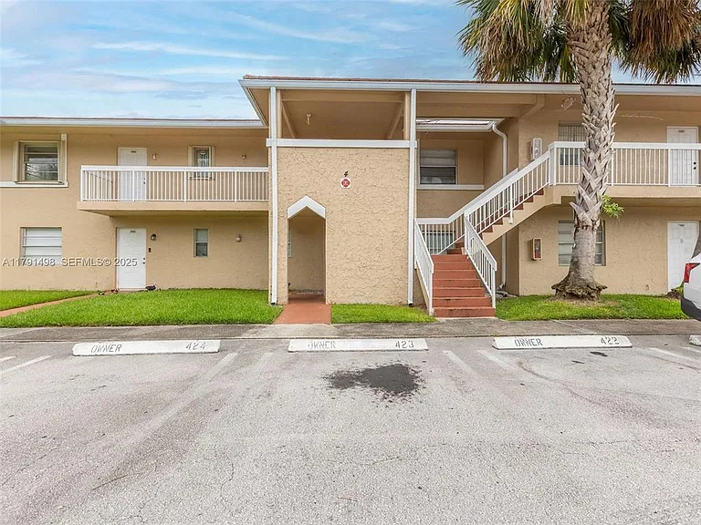 10106 Twin Lakes Dr #4 — Photo 3