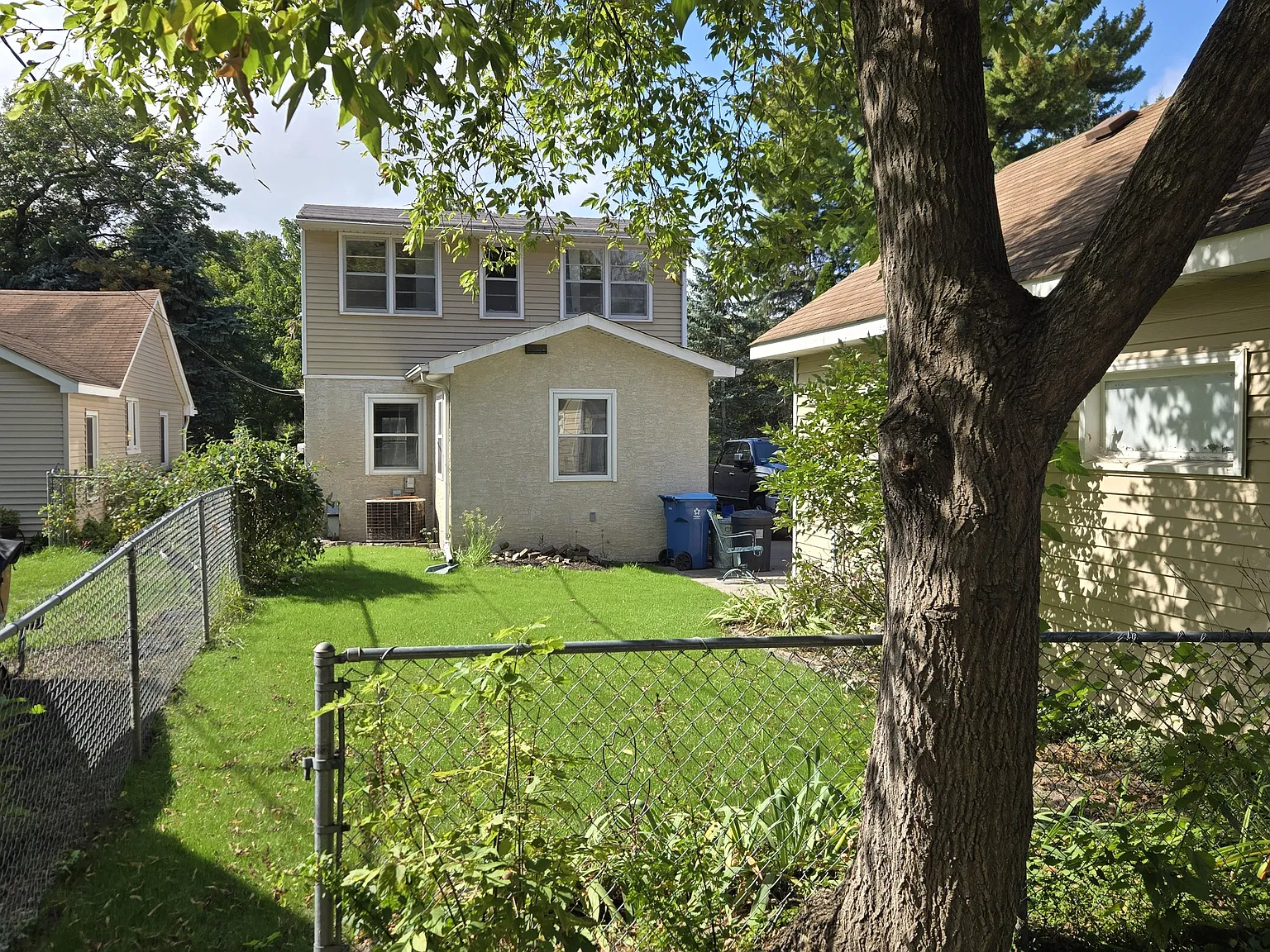 3 bed, 970 sqft, $2,400 — Photo 2