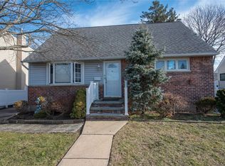 47 Cedar St, Hicksville, NY 11801