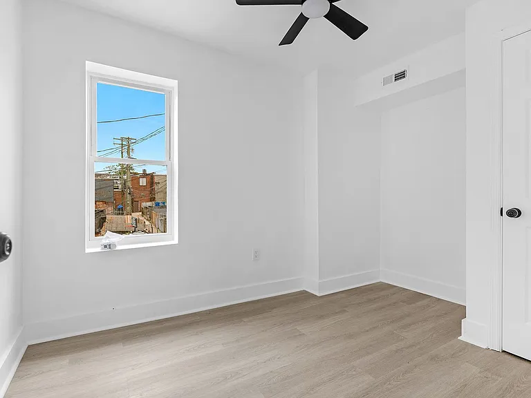 2213 E Madison St — Photo 20
