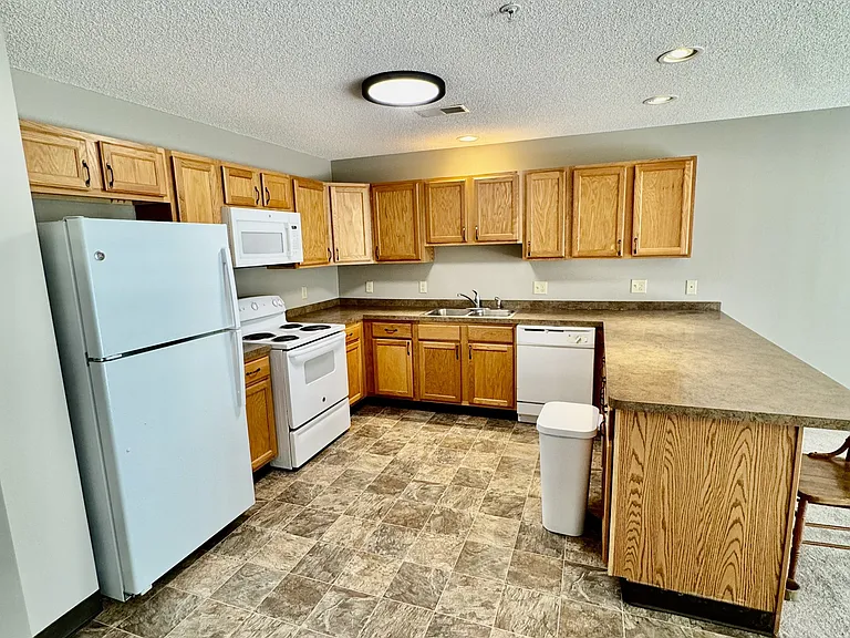 8121 N Main St — Photo 4