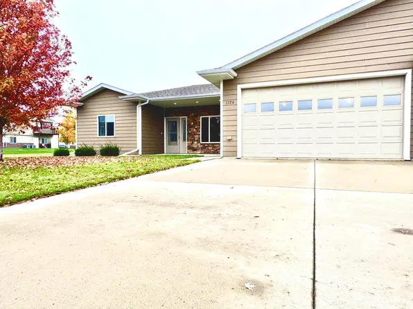 1724 Miller Ln, Aberdeen, SD 57401