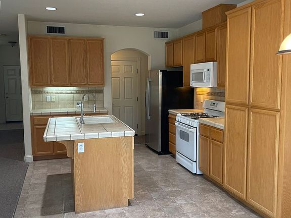 2nd image of 1850 Davis Ct
