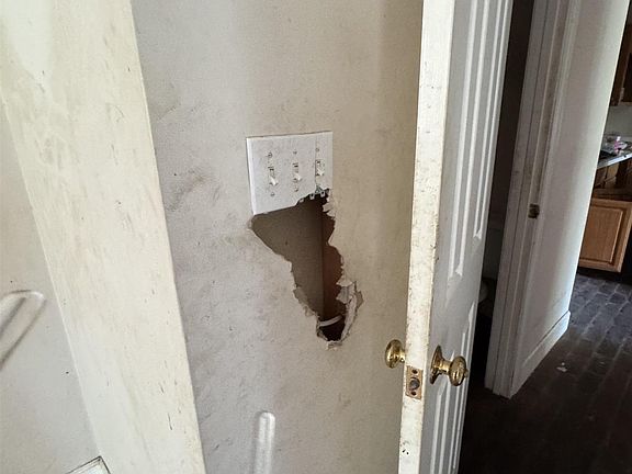 5th image of 10127 Cashel Ave APT C