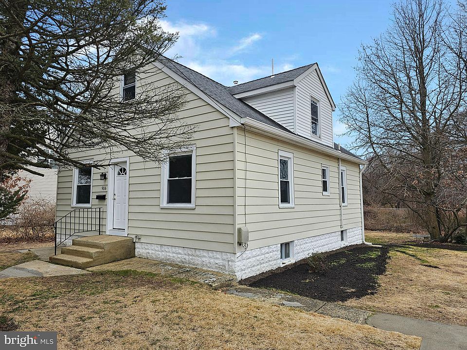 1st image of 916 Woodlawn Ave