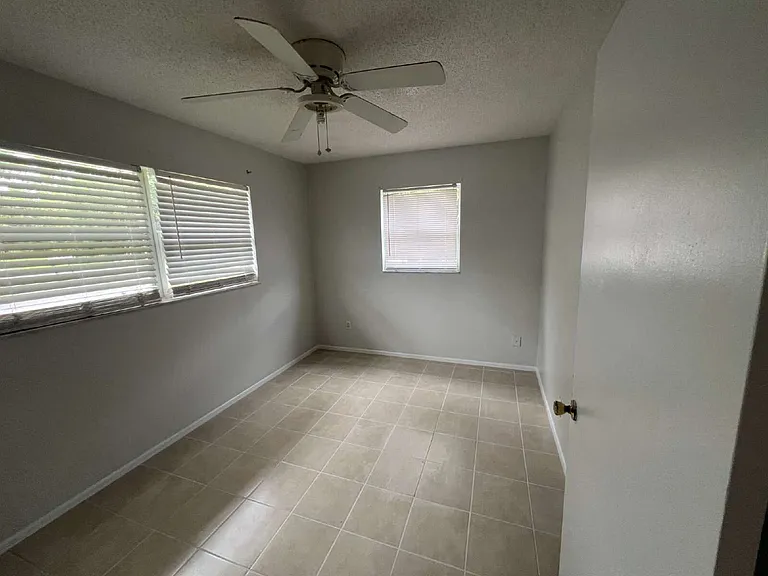 1641 Linwood Ave — Photo 3