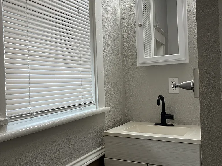 610 N 2nd St #3 — Photo 8