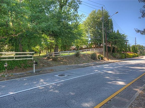 3rd image of 3362 Roxboro Rd NE