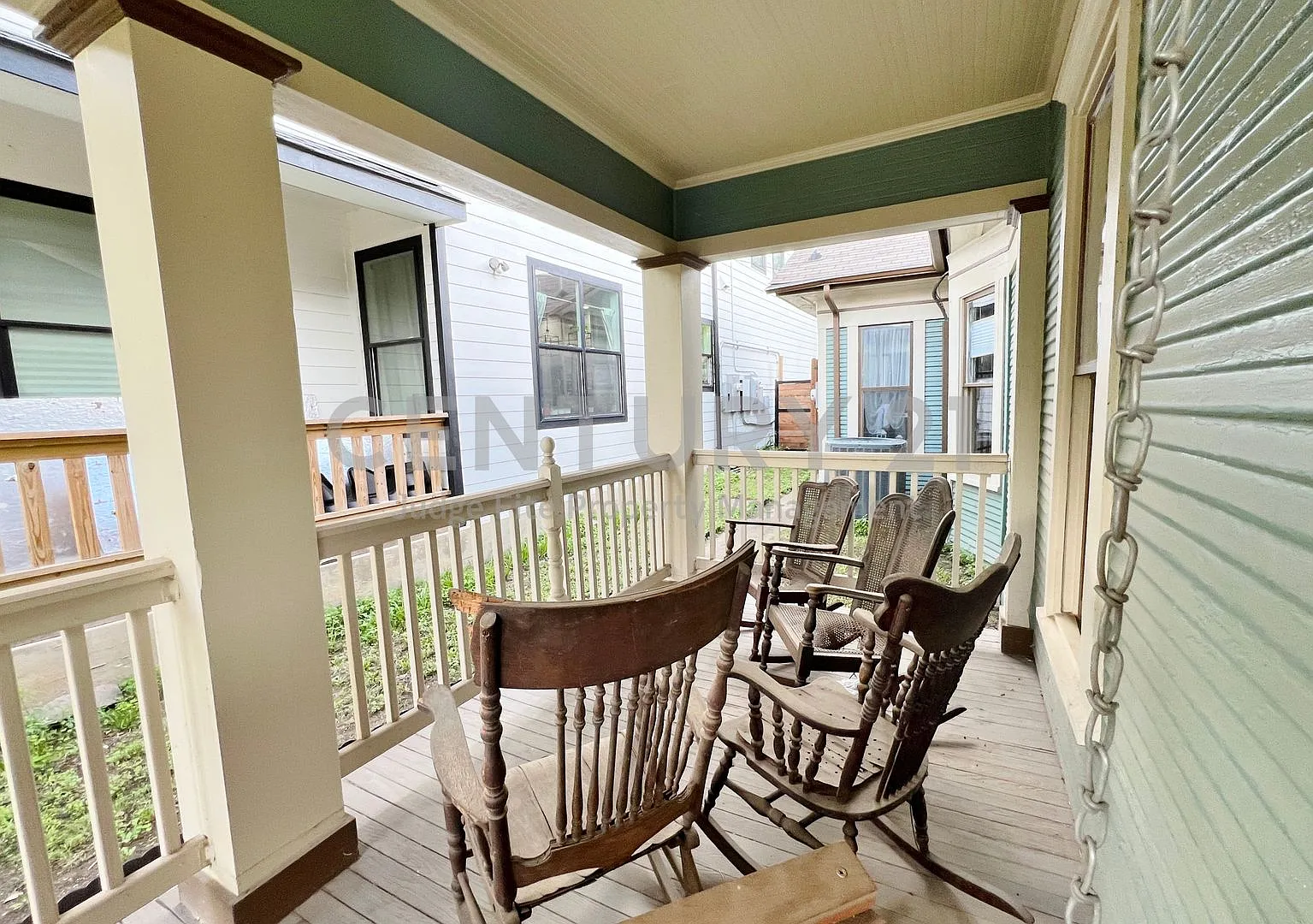 Beautifully Maintained 3/1.5 within Walking Distance to Bishop Arts! — Photo 3