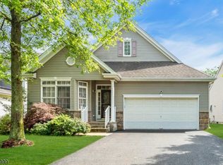 27 Jays Cor, Somerset, NJ 08873