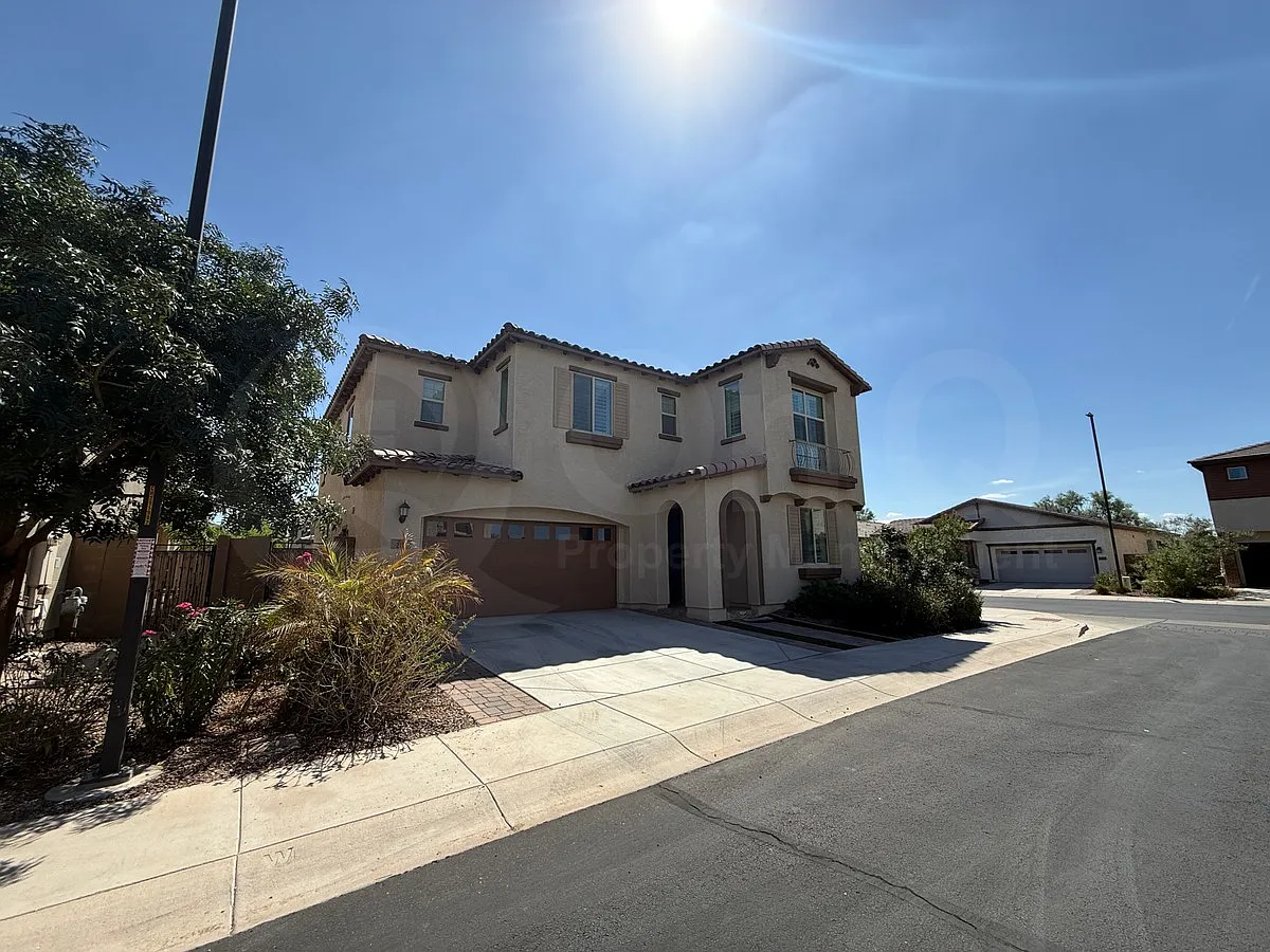 5 bed, 4.5 bath, 3252 sqft, $3,299 — Photo 3