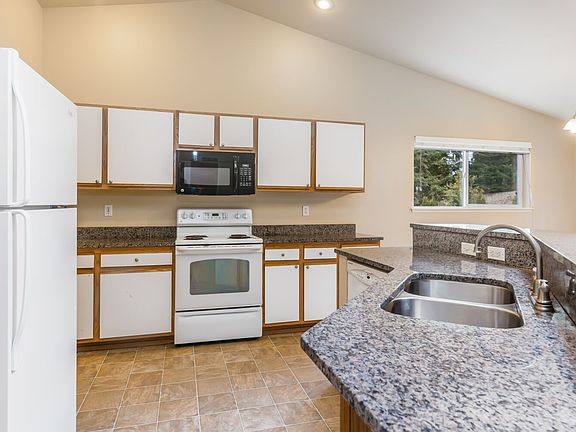 4th image of 12215 121st Avenue Ct E