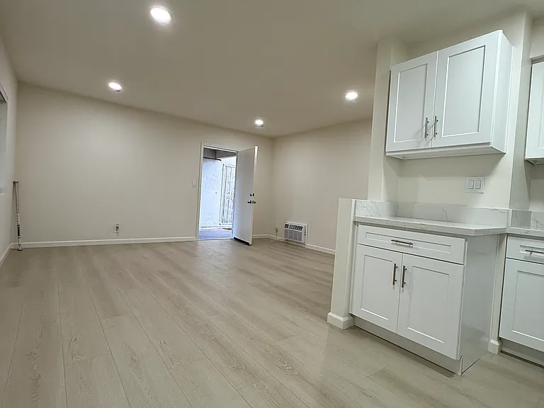 911 E Acacia Ave #7 — Photo 3