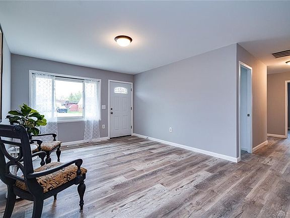 3rd image of 1242 Frayne Dr