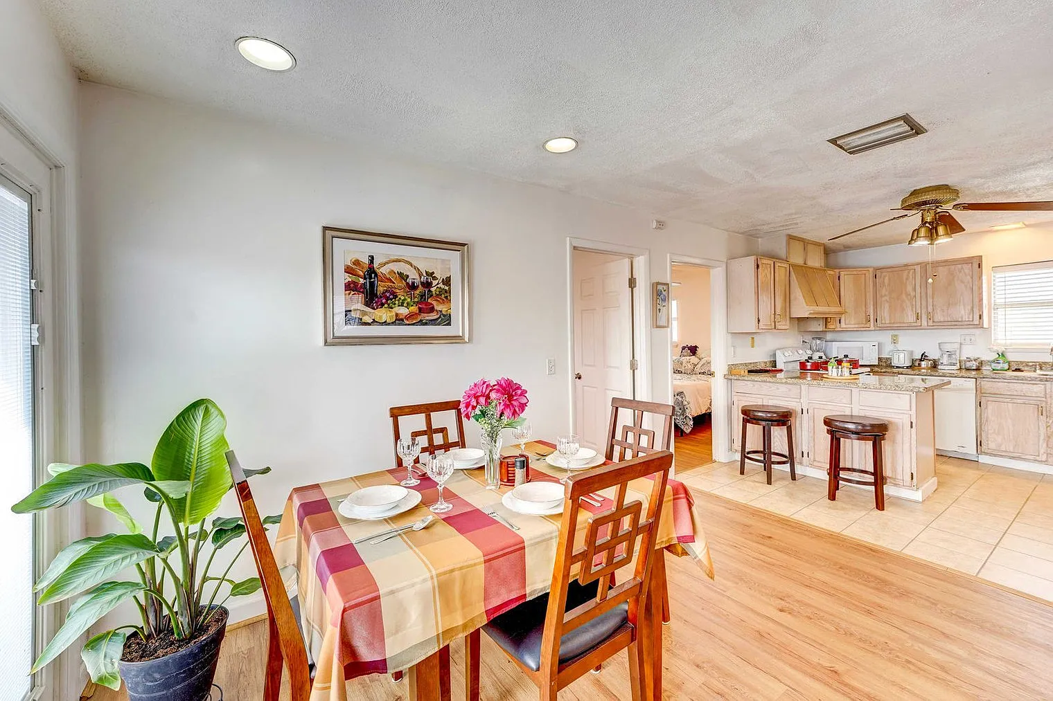 2 bed, 1.0 bath, 990 sqft, $1,524 — Photo 3