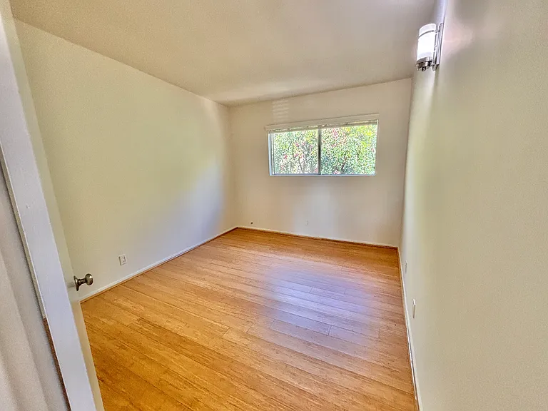 111-13 W Junipero St #F — Photo 4