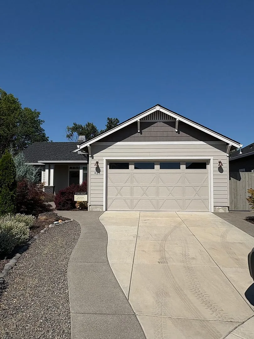 Beautiful 3 Bedroom 2 Bathroom Home in East Medford — Photo 1