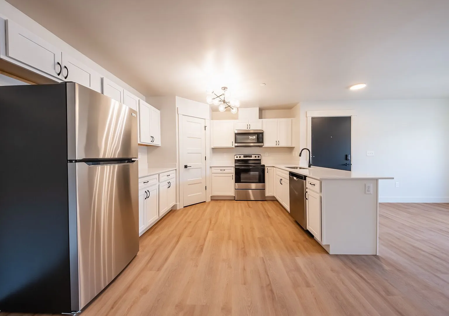 Jumbo 1 bed 1 bath Modern Apartment - 1017 sqft — Photo 1