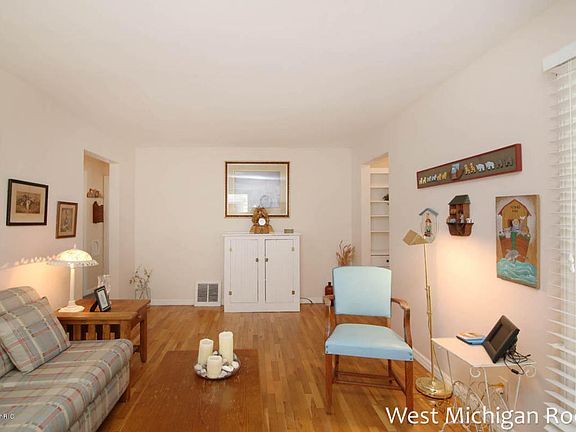 5th image of 839 Eleanor St NE