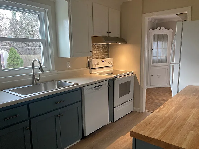 55 Stanford Rd W — Photo 9
