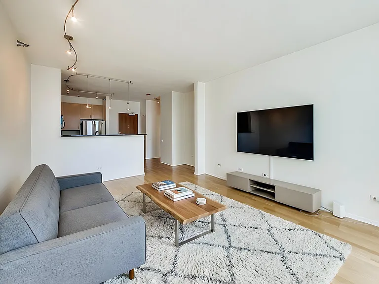 600 N Kingsbury St #809 — Photo 7