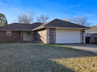 132 SW 11th St, Moore, OK 73160